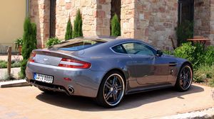 Preview wallpaper aston martin, v8, vantage, 2009, gray, side view, sports, building