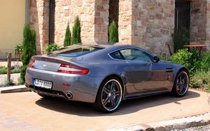 Preview wallpaper aston martin, v8, vantage, 2009, gray, side view, sports, building