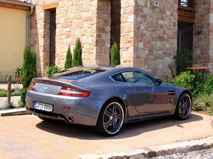 Preview wallpaper aston martin, v8, vantage, 2009, gray, side view, sports, building