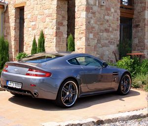 Preview wallpaper aston martin, v8, vantage, 2009, gray, side view, sports, building