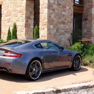 Preview wallpaper aston martin, v8, vantage, 2009, gray, side view, sports, building