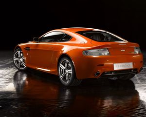 Preview wallpaper aston martin, v8, vantage, 2008, orange, side view, auto, reflection