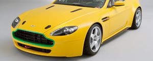 Preview wallpaper aston martin, v8, vantage, 2007, yellow, front view, style, auto