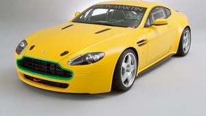 Preview wallpaper aston martin, v8, vantage, 2007, yellow, front view, style, auto