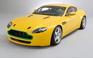 Preview wallpaper aston martin, v8, vantage, 2007, yellow, front view, style, auto