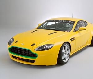 Preview wallpaper aston martin, v8, vantage, 2007, yellow, front view, style, auto