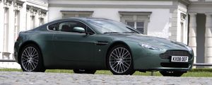 Preview wallpaper aston martin, v8, vantage, 2008, green, side view, style, building