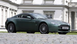 Preview wallpaper aston martin, v8, vantage, 2008, green, side view, style, building