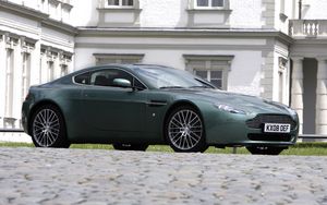 Preview wallpaper aston martin, v8, vantage, 2008, green, side view, style, building