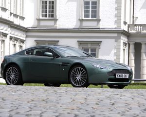 Preview wallpaper aston martin, v8, vantage, 2008, green, side view, style, building