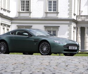 Preview wallpaper aston martin, v8, vantage, 2008, green, side view, style, building