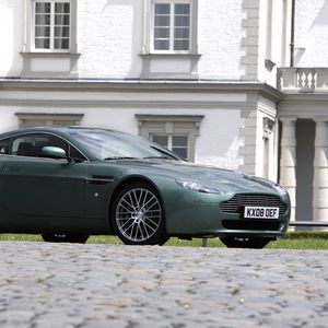 Preview wallpaper aston martin, v8, vantage, 2008, green, side view, style, building