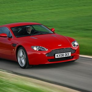 Preview wallpaper aston martin, v8, vantage, 2008, red, front view, grass