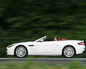 Preview wallpaper aston martin, v8, vantage, 2008, green, side view, speed, nature