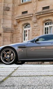 Preview wallpaper aston martin, v8, vantage, 2009, gray, side view, style, building