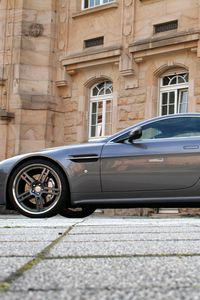 Preview wallpaper aston martin, v8, vantage, 2009, gray, side view, style, building