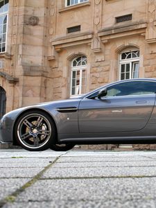 Preview wallpaper aston martin, v8, vantage, 2009, gray, side view, style, building