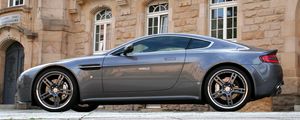 Preview wallpaper aston martin, v8, vantage, 2009, gray, side view, style, building