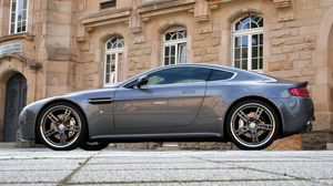 Preview wallpaper aston martin, v8, vantage, 2009, gray, side view, style, building