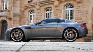 Preview wallpaper aston martin, v8, vantage, 2009, gray, side view, style, building