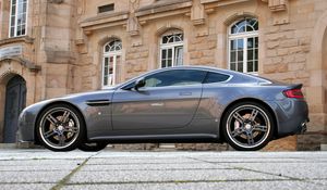 Preview wallpaper aston martin, v8, vantage, 2009, gray, side view, style, building