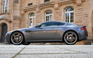 Preview wallpaper aston martin, v8, vantage, 2009, gray, side view, style, building