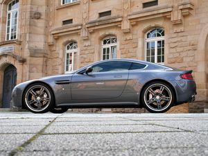 Preview wallpaper aston martin, v8, vantage, 2009, gray, side view, style, building