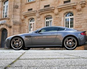 Preview wallpaper aston martin, v8, vantage, 2009, gray, side view, style, building