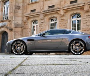 Preview wallpaper aston martin, v8, vantage, 2009, gray, side view, style, building