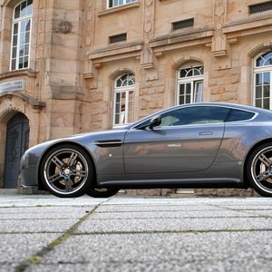 Preview wallpaper aston martin, v8, vantage, 2009, gray, side view, style, building