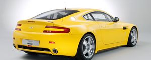 Preview wallpaper aston martin, v8, vantage, 2007, yellow, rear view, style