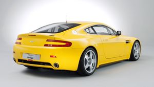 Preview wallpaper aston martin, v8, vantage, 2007, yellow, rear view, style