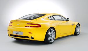 Preview wallpaper aston martin, v8, vantage, 2007, yellow, rear view, style