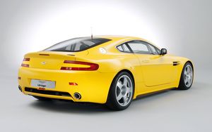 Preview wallpaper aston martin, v8, vantage, 2007, yellow, rear view, style