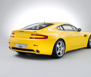 Preview wallpaper aston martin, v8, vantage, 2007, yellow, rear view, style