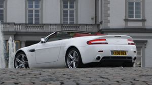 Preview wallpaper aston martin, v8, vantage, 2008, white, side view, style, building