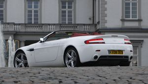 Preview wallpaper aston martin, v8, vantage, 2008, white, side view, style, building