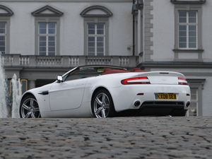 Preview wallpaper aston martin, v8, vantage, 2008, white, side view, style, building