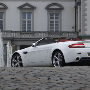 Preview wallpaper aston martin, v8, vantage, 2008, white, side view, style, building