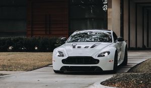 Preview wallpaper aston martin v8 vantage, aston martin v8, aston martin, car, front view