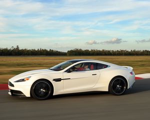 Preview wallpaper aston martin, vanquish, side view, white, movement