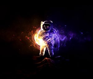 Preview wallpaper astronaut, cosmonaut, space suit, shards, shine