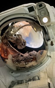 Preview wallpaper astronaut, reflection, helmet, spacesuit, space