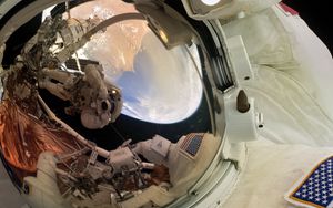 Preview wallpaper astronaut, reflection, helmet, spacesuit, space