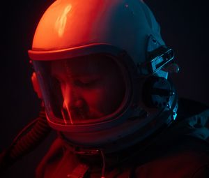 Preview wallpaper astronaut, spacesuit, dark