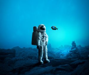 Preview wallpaper astronaut, underwater, fish, art