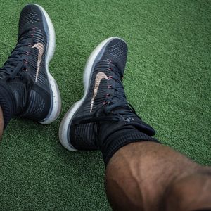 Preview wallpaper athlete, feet, muscles, sneakers, nike
