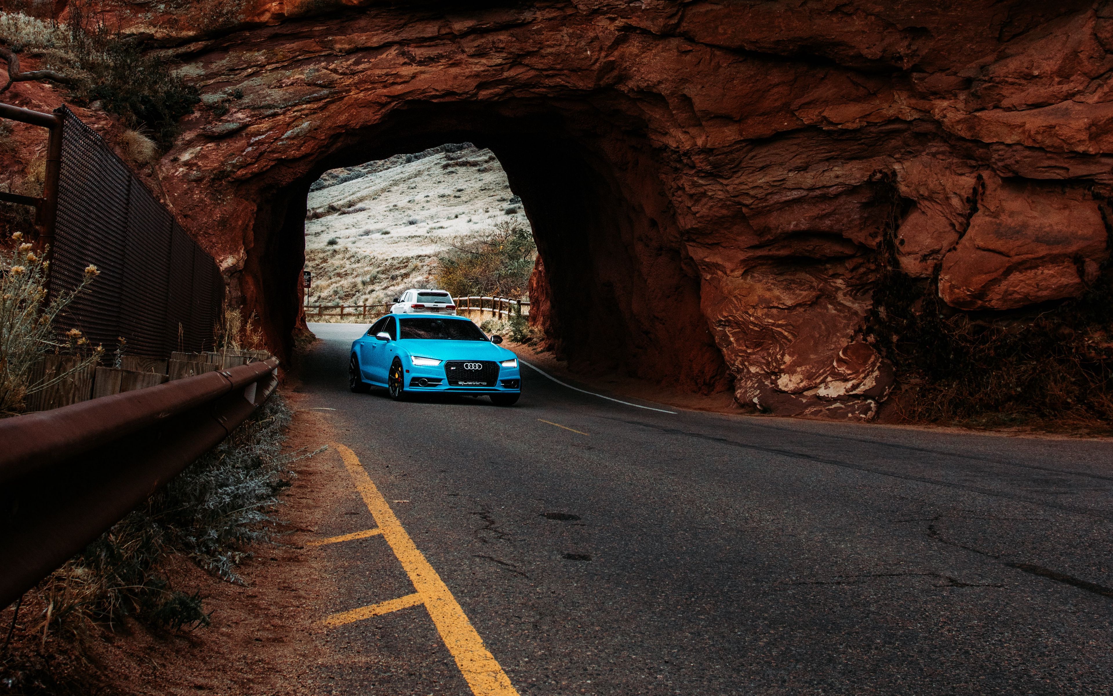 Включи синий дорог. Ауди в туннеле. Тоннели дороги. Синяя машина на дороге. Автомобильная дорога синяя.