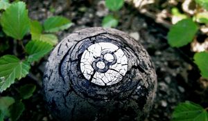 Preview wallpaper ball, figure, eight, black, white, grass, old