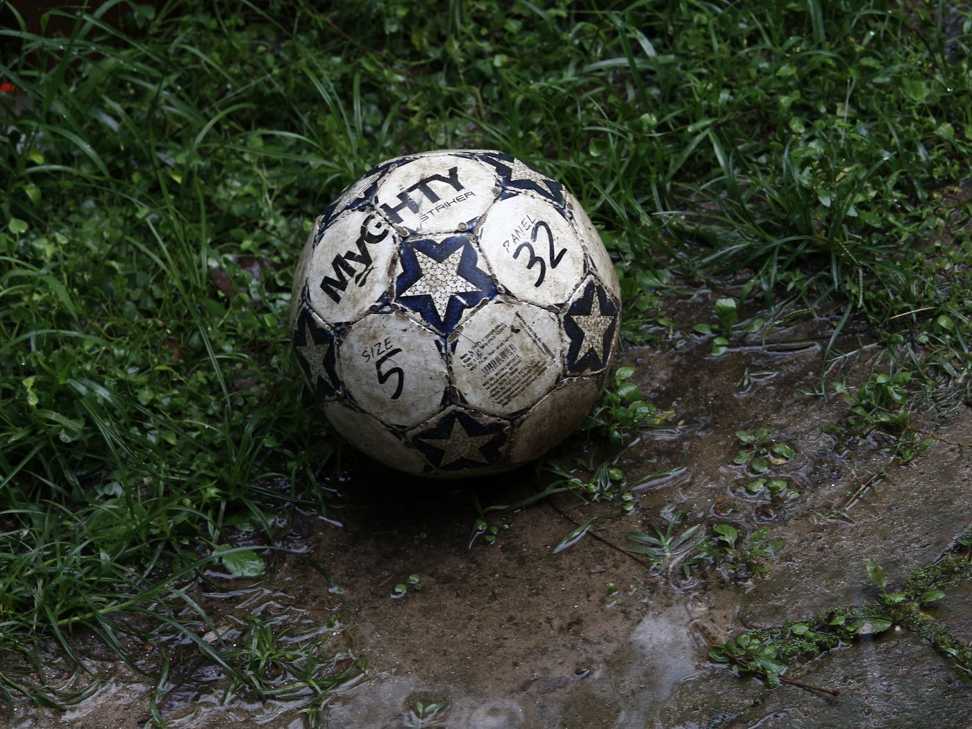 1400x1050 Wallpaper ball, football, dirt, grass